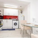 The Hideaway, 6mins To City, Parking, Wi-fi & Netflix