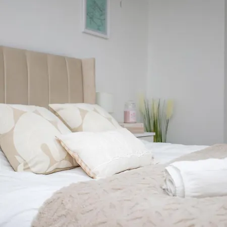 Апартаменти The Hideaway, 6mins To City, Parking, Wi-fi & Netflix