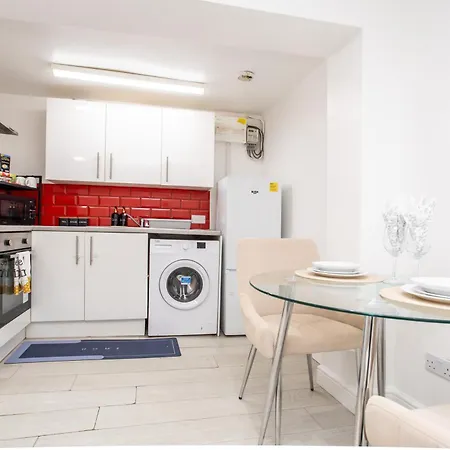 The Hideaway, 6mins To City, Parking, Wi-fi & Netflix