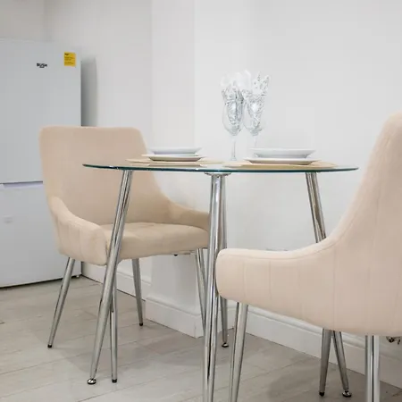 The Hideaway, 6mins To City, Parking, Wi-fi & Netflix * Leeds (West Yorkshire)