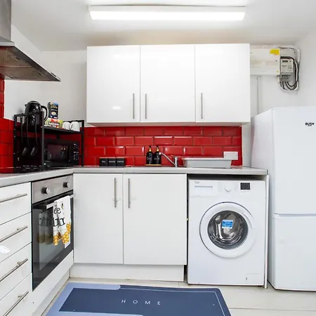 The Hideaway, 6mins To City, Parking, Wi-fi & Netflix Apartment