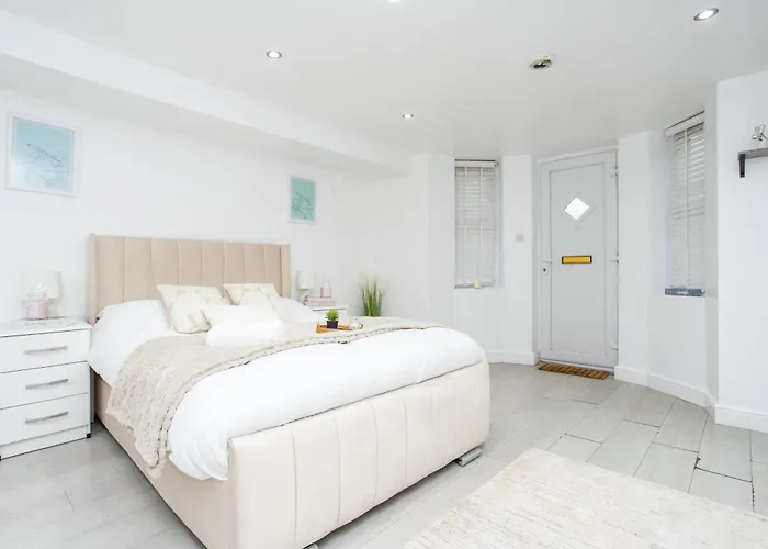 The Hideaway, 6mins To City, Parking, Wi-fi & Netflix Апартаменти