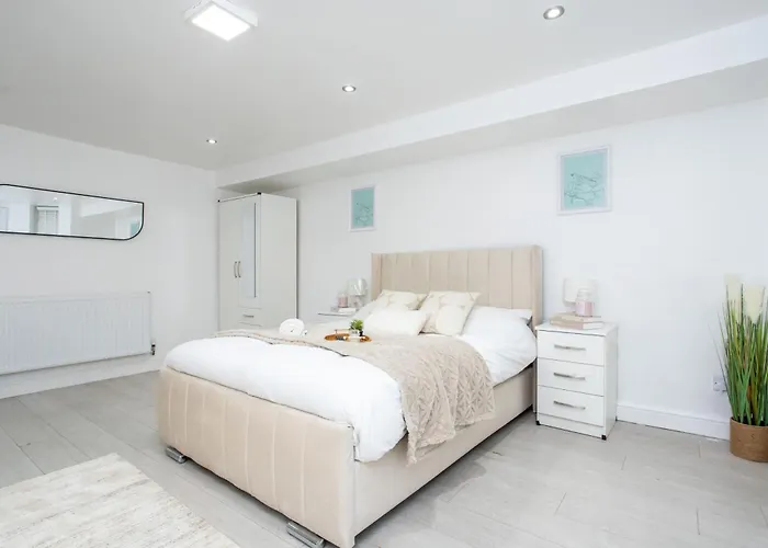 The Hideaway, 6mins To City, Parking, Wi-fi & Netflix Апартаменти Лідс