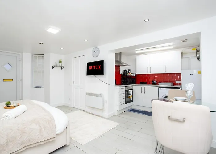 The Hideaway, 6mins To City, Parking, Wi-fi & Netflix Apartment *