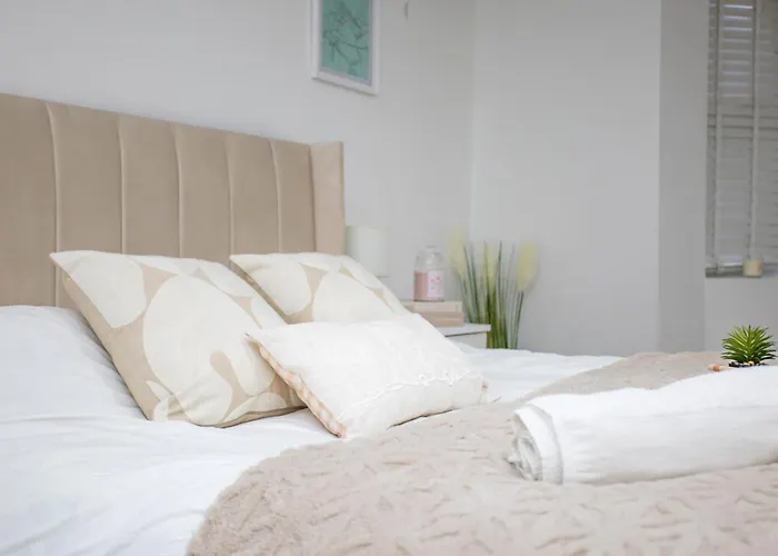 Апартаменти The Hideaway, 6mins To City, Parking, Wi-fi & Netflix