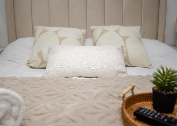 Апартаменти The Hideaway, 6mins To City, Parking, Wi-fi & Netflix