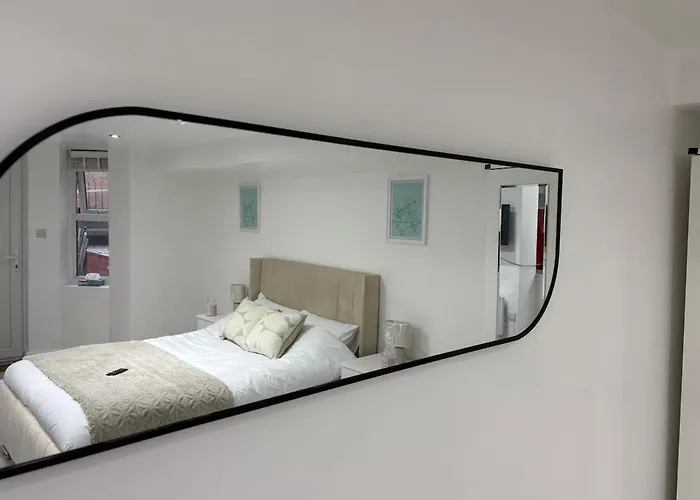 The Hideaway, 6mins To City, Parking, Wi-fi & Netflix Apartment *