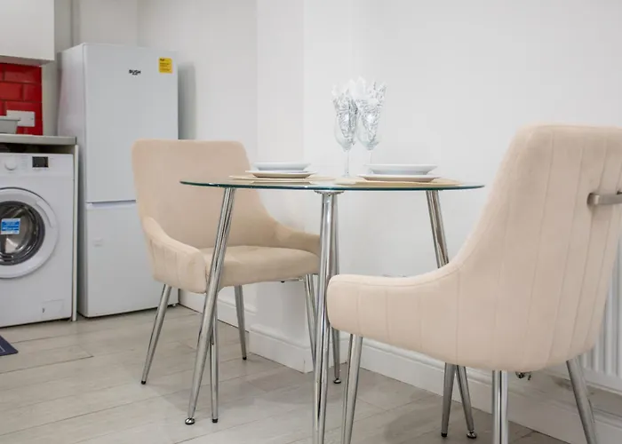 The Hideaway, 6mins To City, Parking, Wi-fi & Netflix * Лідс