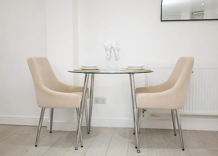 Апартаменти The Hideaway, 6mins To City, Parking, Wi-fi & Netflix *