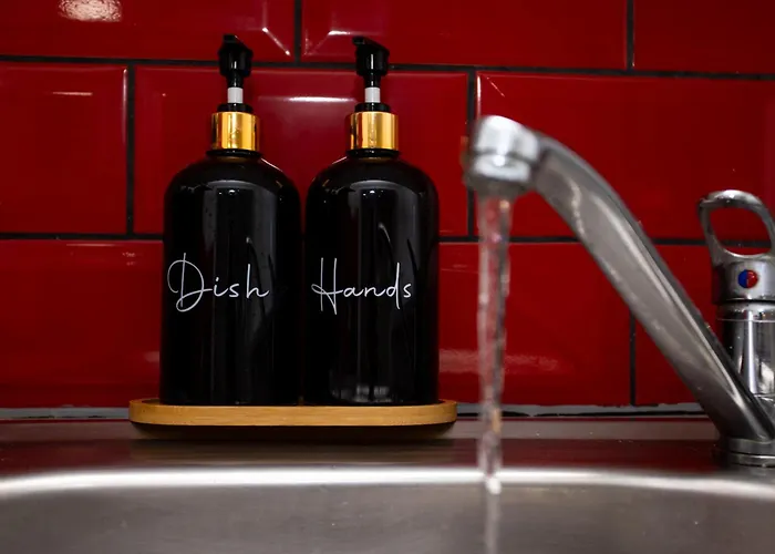 The Hideaway, 6mins To City, Parking, Wi-fi & Netflix Апартаменти *