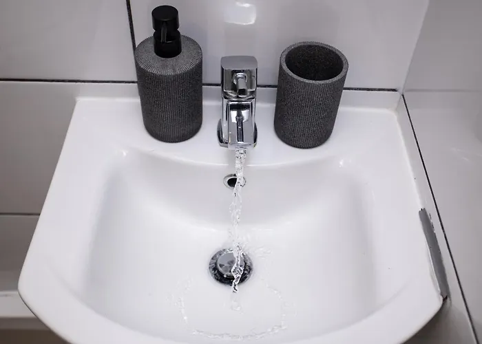 The Hideaway, 6mins To City, Parking, Wi-fi & Netflix Apartment *