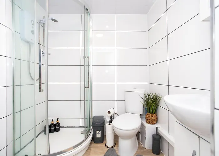 The Hideaway, 6mins To City, Parking, Wi-fi & Netflix * Лідс