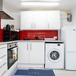 The Hideaway, 6mins To City, Parking, Wi-fi & Netflix Apartmán