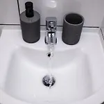 The Hideaway, 6mins To City, Parking, Wi-fi & Netflix Apartmán *