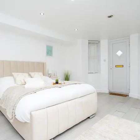 The Hideaway, 6mins To City, Parking, Wi-fi & Netflix Apartmán