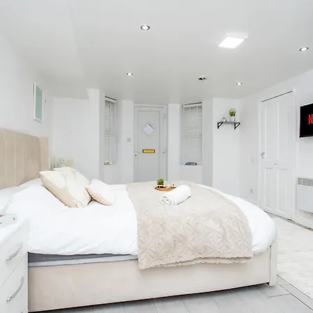 The Hideaway, 6mins To City, Parking, Wi-fi & Netflix Apartmán *