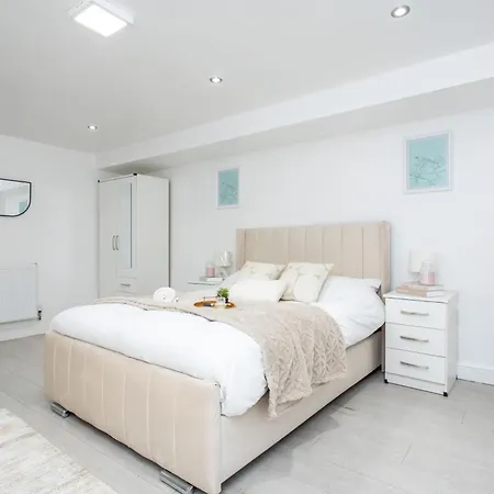 The Hideaway, 6mins To City, Parking, Wi-fi & Netflix Apartmán Leeds (West Yorkshire)