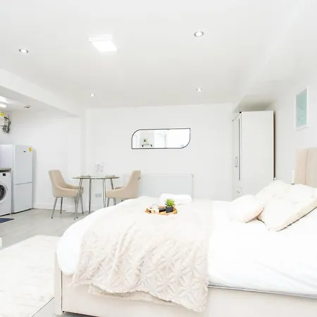 The Hideaway, 6mins To City, Parking, Wi-fi & Netflix Apartmán