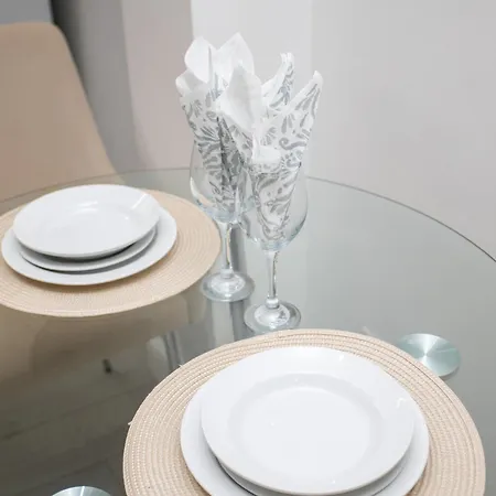 Апартаменти The Hideaway, 6mins To City, Parking, Wi-fi & Netflix *