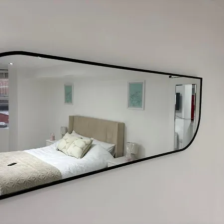 The Hideaway, 6mins To City, Parking, Wi-fi & Netflix Апартаменти *